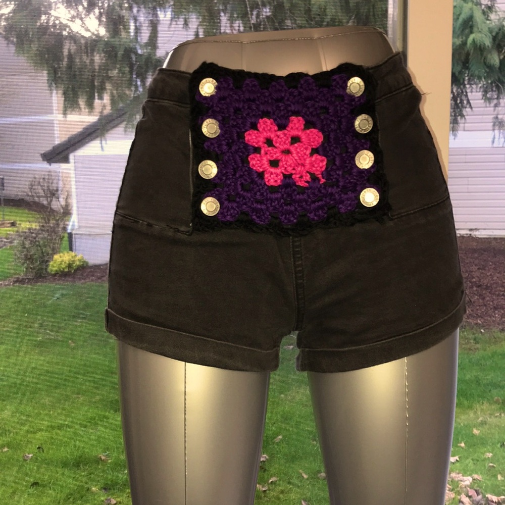 Women’s/Girl’s UPCYCLED HAND CRAFTED & CROCHETED RUE 21 Sz 7/8 Crochet Shorts - Picture 1 of 11